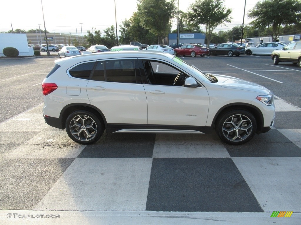 2017 X1 sDrive28i - Alpine White / Black photo #3