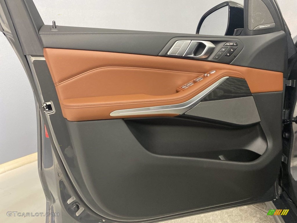 2022 BMW X7 M50i Door Panel Photos