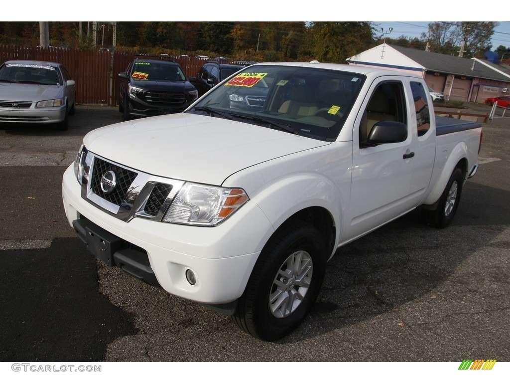 2017 Frontier SV King Cab 4x4 - Glacier White / Beige photo #1