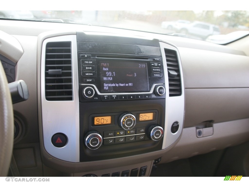 2017 Nissan Frontier SV King Cab 4x4 Controls Photos