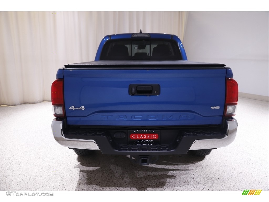 2018 Tacoma SR5 Double Cab 4x4 - Blazing Blue Pearl / Cement Gray photo #18