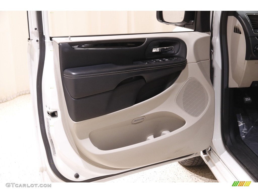 2016 Grand Caravan SXT - Bright White / Black/Light Graystone photo #4