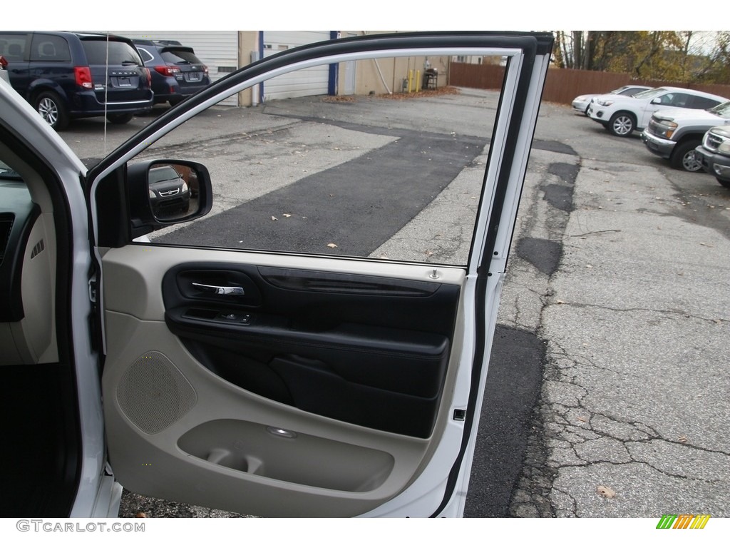 2016 Grand Caravan SE - Bright White / Black/Light Graystone photo #15