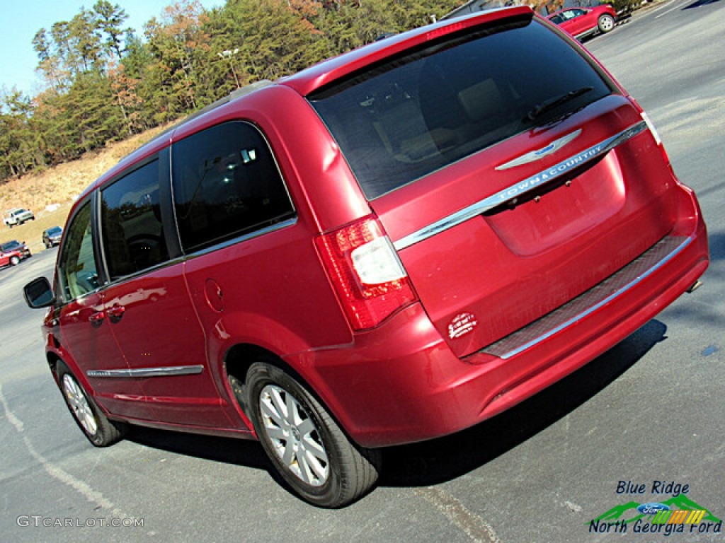 2014 Town & Country Touring - Deep Cherry Red Crystal Pearl / Dark Frost Beige/Medium Frost Beige photo #28