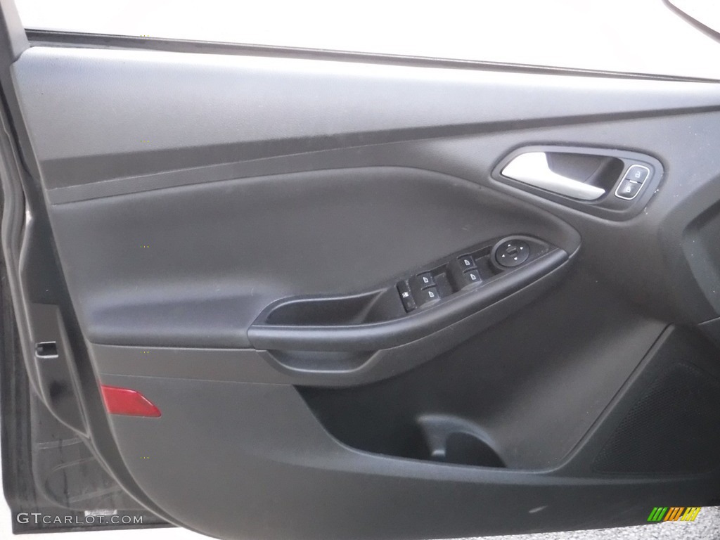 2016 Focus SE Sedan - Shadow Black / Charcoal Black photo #12