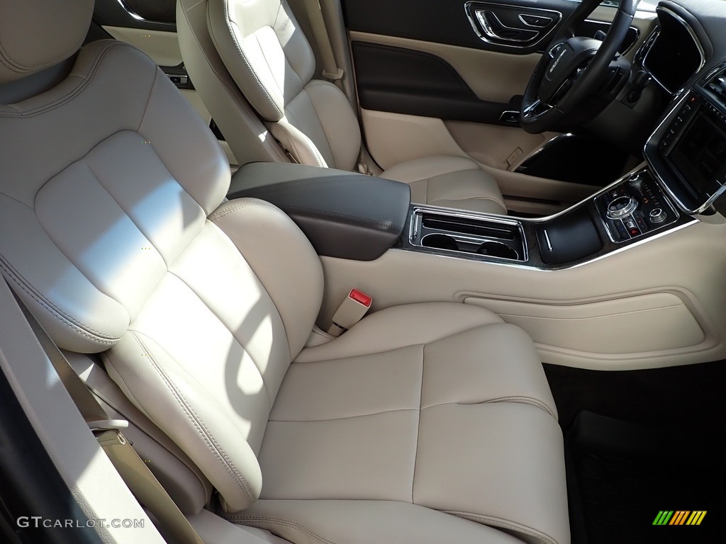 2017 Lincoln Continental Premier Front Seat Photo #143273901