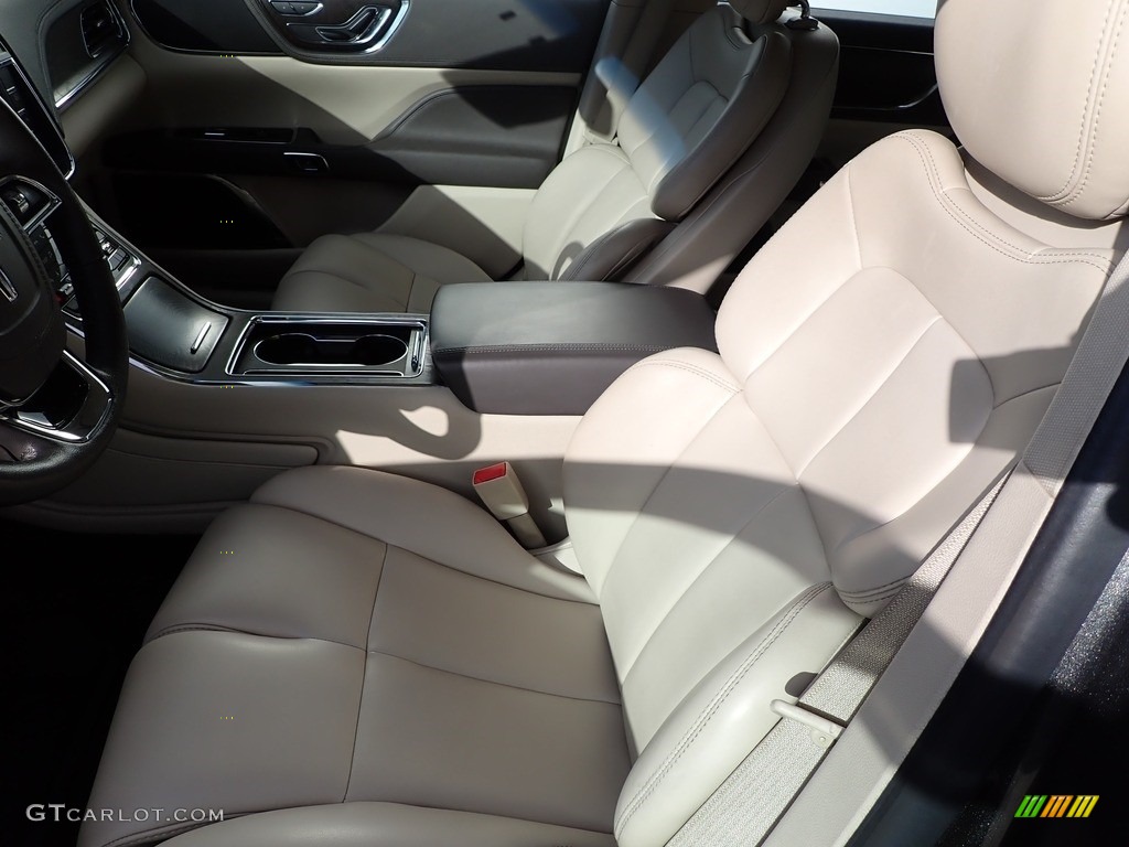 2017 Lincoln Continental Premier Front Seat Photo #143273952