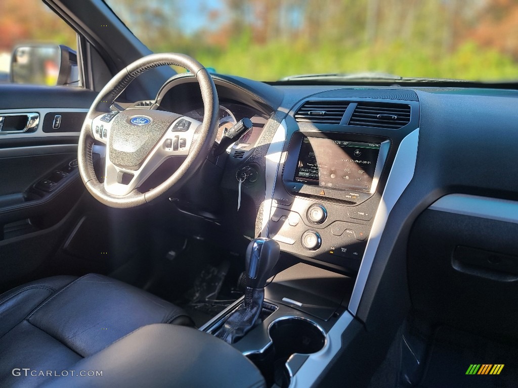 2015 Explorer XLT 4WD - Tuxedo Black / Charcoal Black photo #11