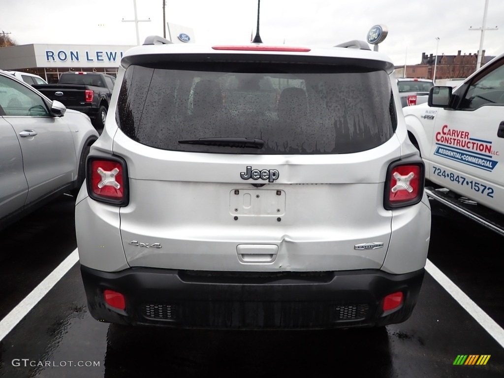 2018 Renegade Latitude 4x4 - Glacier Metallic / Black photo #3