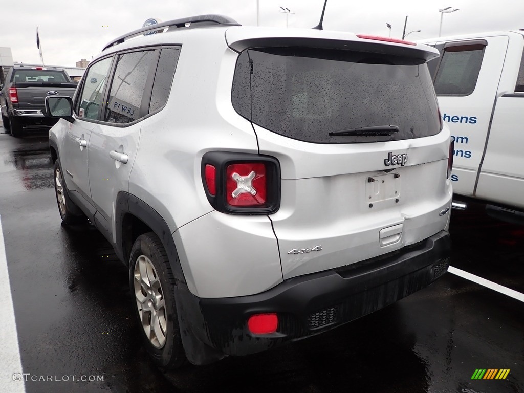 2018 Renegade Latitude 4x4 - Glacier Metallic / Black photo #4