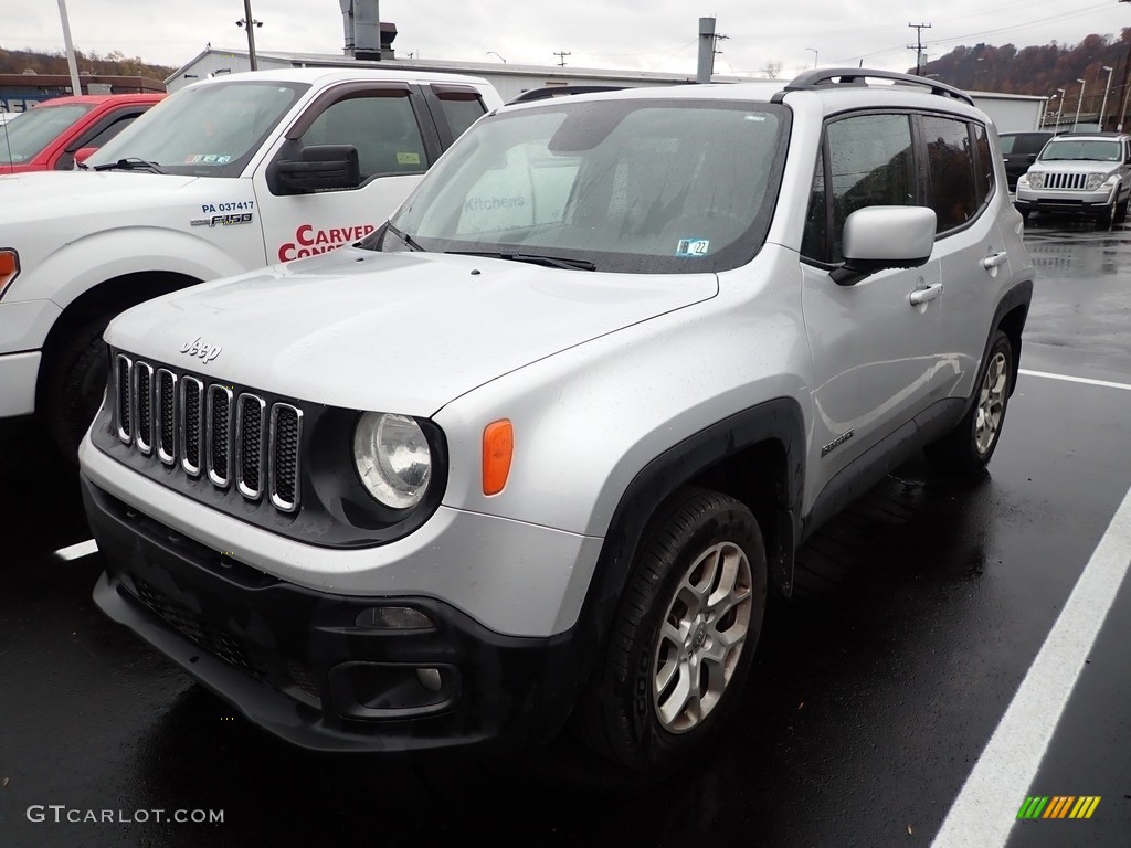 2018 Renegade Latitude 4x4 - Glacier Metallic / Black photo #5