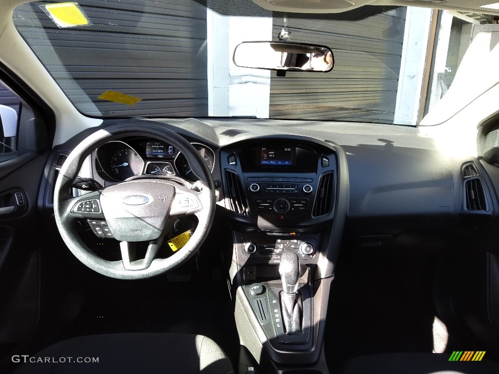 2018 Focus SE Hatch - Oxford White / Charcoal Black photo #17