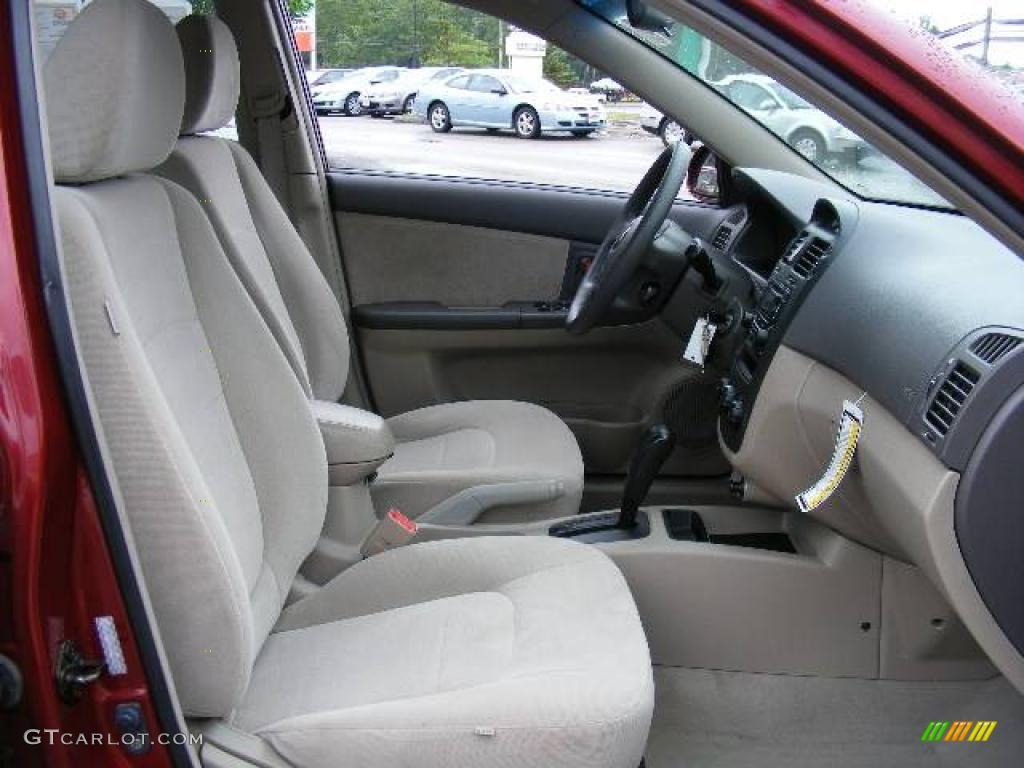 2005 Spectra EX Sedan - Radiant Red / Beige photo #13