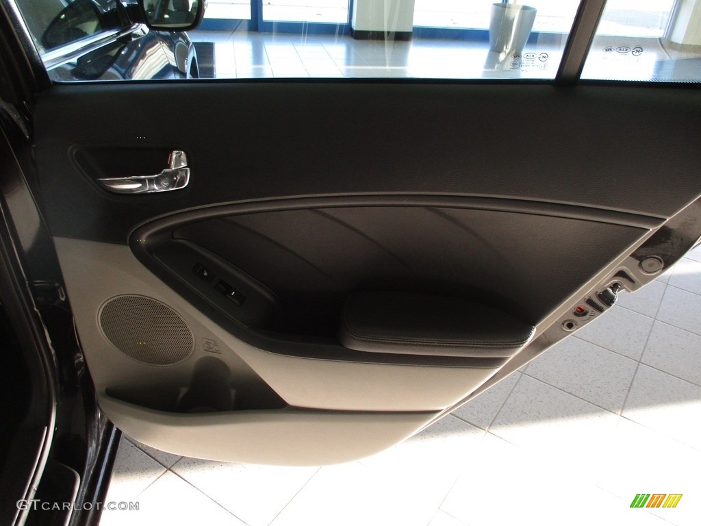 2014 Kia Forte EX Gray Door Panel Photo #143292376