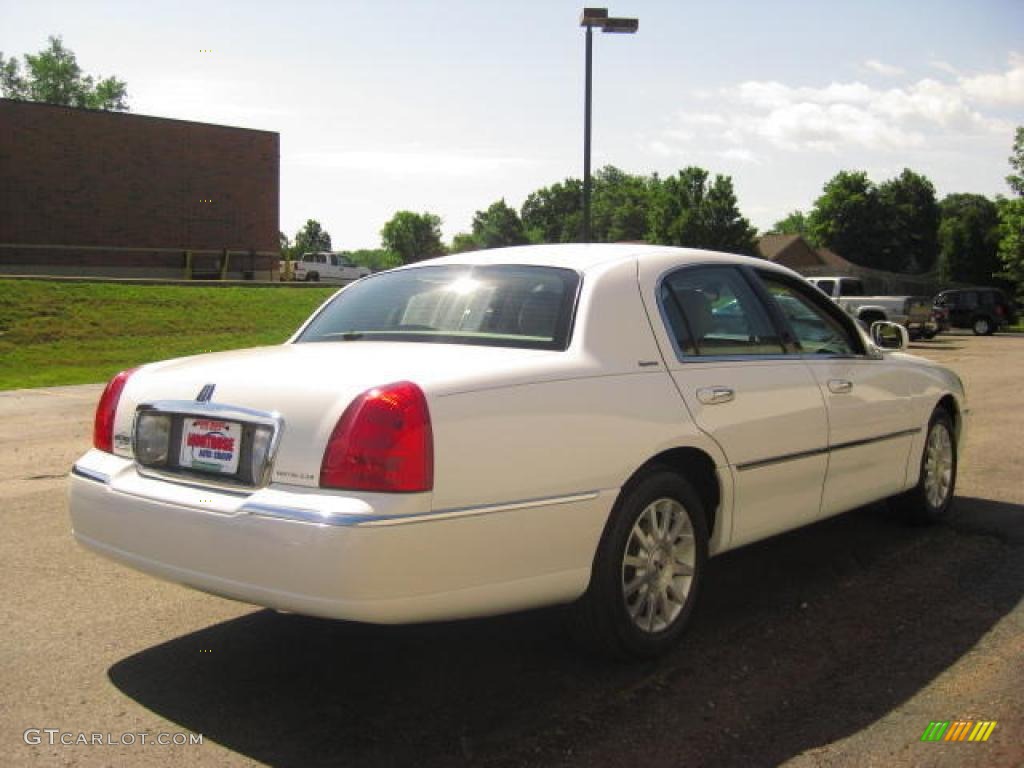 2007 Town Car Signature - Vibrant White / Light Camel photo #2