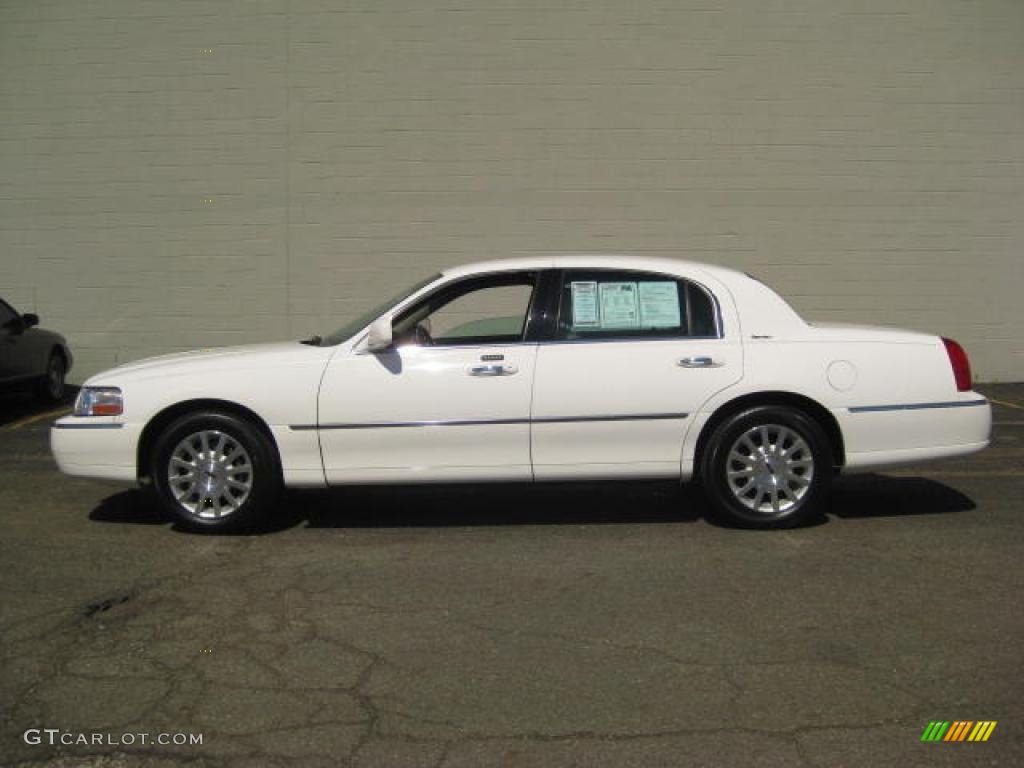 2007 Town Car Signature - Vibrant White / Light Camel photo #3