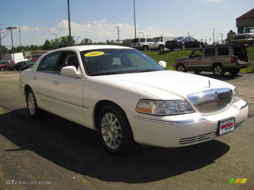 2007 Town Car Signature - Vibrant White / Light Camel photo #4