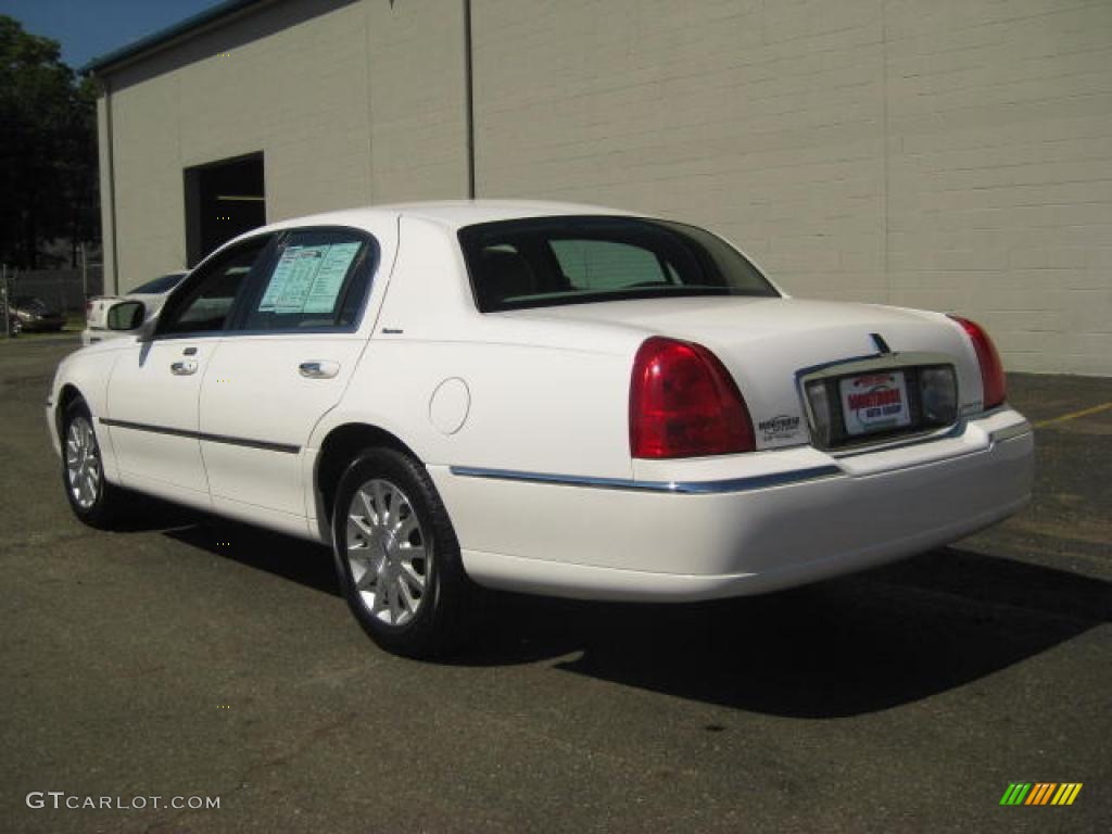 2007 Town Car Signature - Vibrant White / Light Camel photo #5