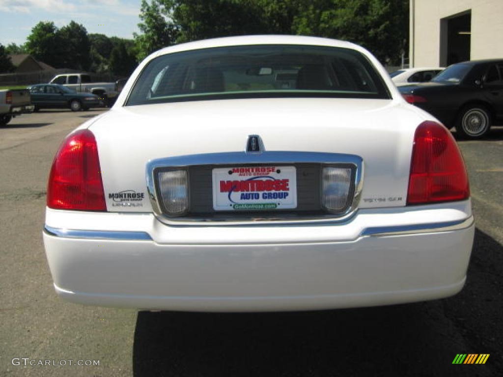 2007 Town Car Signature - Vibrant White / Light Camel photo #6