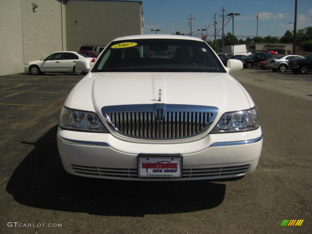 2007 Town Car Signature - Vibrant White / Light Camel photo #7