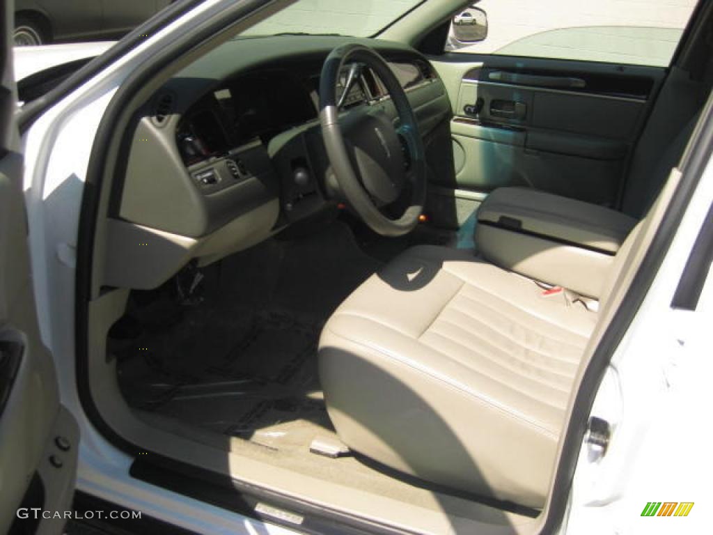 2007 Town Car Signature - Vibrant White / Light Camel photo #8