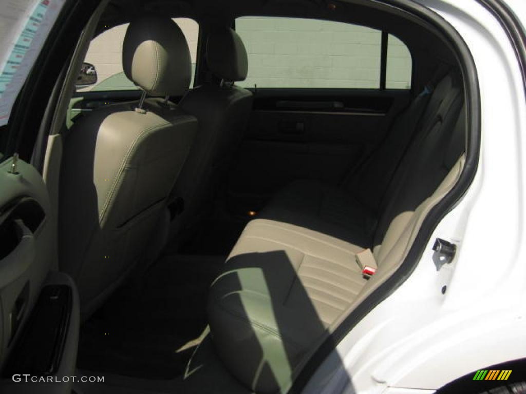 2007 Town Car Signature - Vibrant White / Light Camel photo #9
