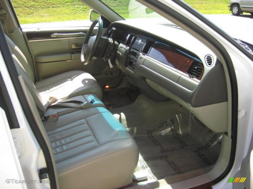 2007 Town Car Signature - Vibrant White / Light Camel photo #11