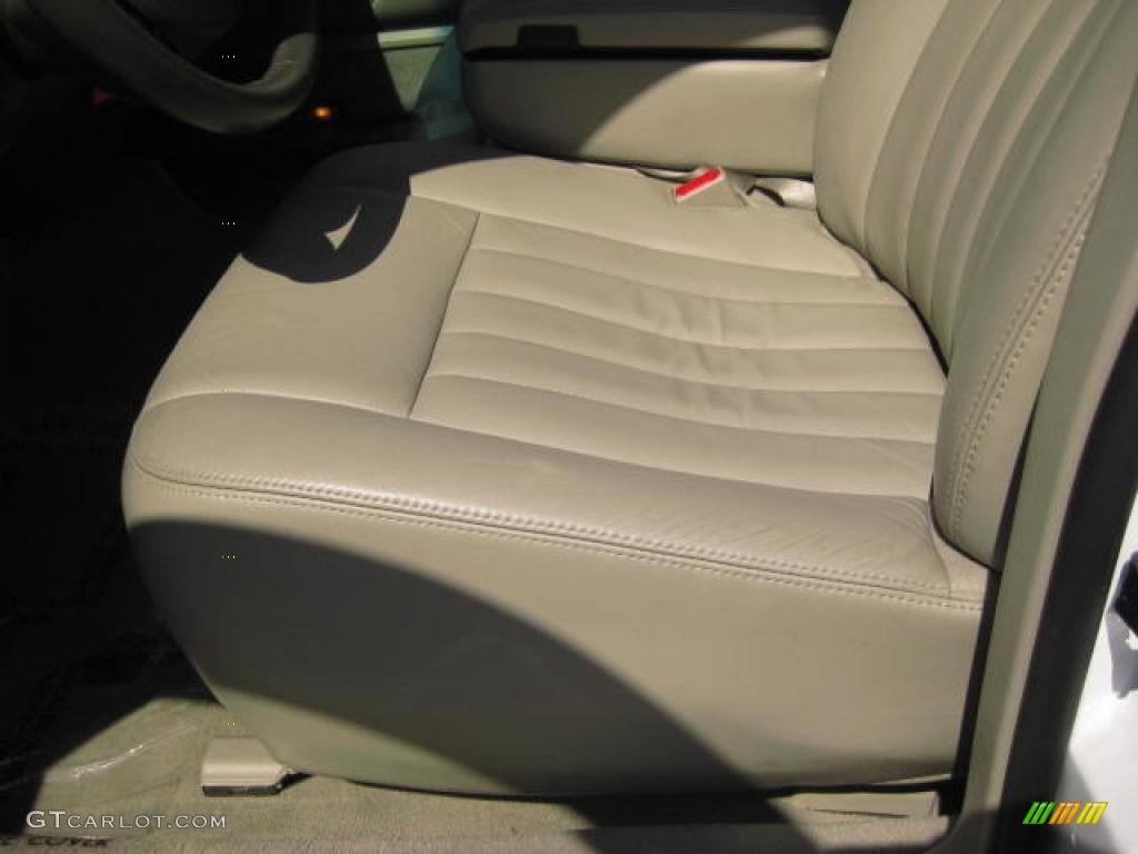 2007 Town Car Signature - Vibrant White / Light Camel photo #12