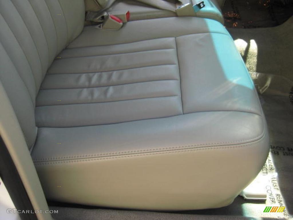 2007 Town Car Signature - Vibrant White / Light Camel photo #13