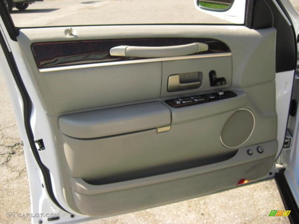 2007 Town Car Signature - Vibrant White / Light Camel photo #16