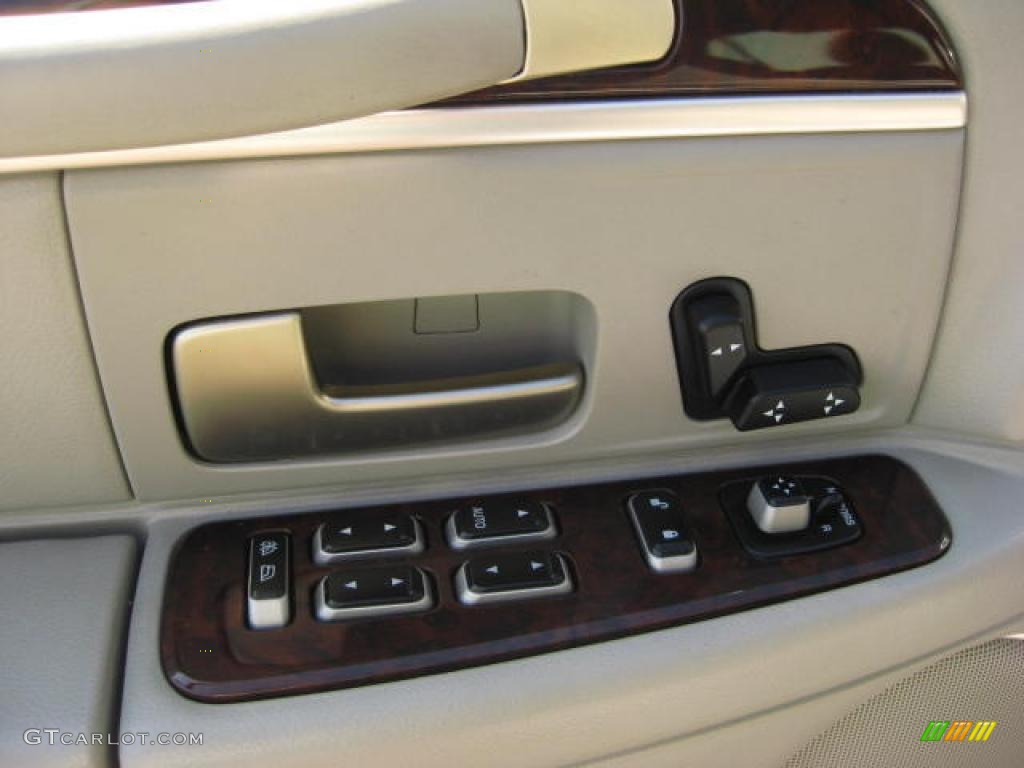2007 Town Car Signature - Vibrant White / Light Camel photo #17