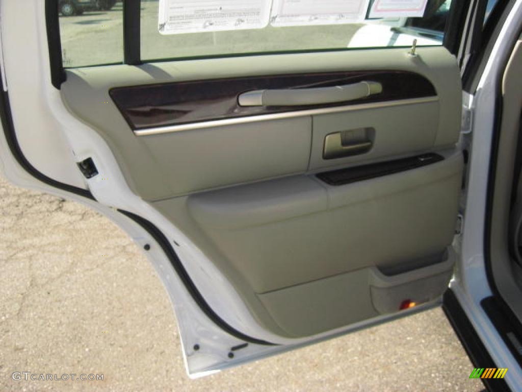 2007 Town Car Signature - Vibrant White / Light Camel photo #18