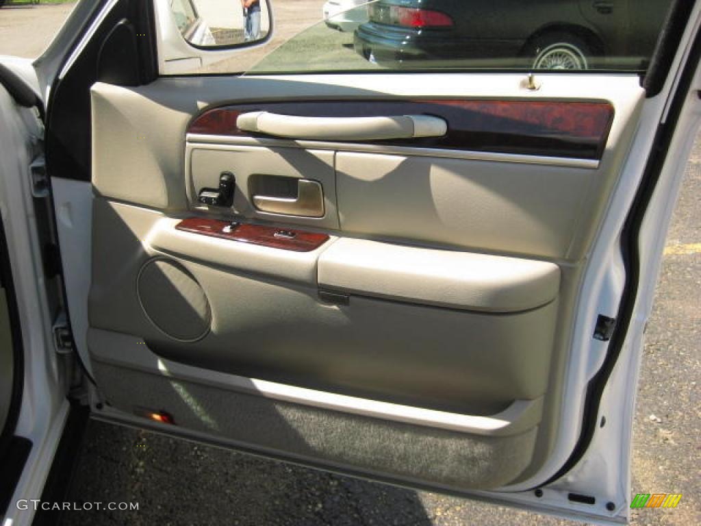 2007 Town Car Signature - Vibrant White / Light Camel photo #19