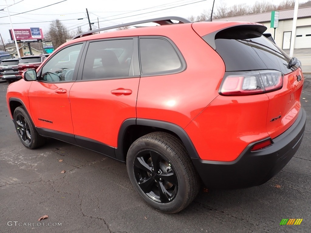2021 Cherokee Altitude 4x4 - Spitfire Orange / Black photo #3