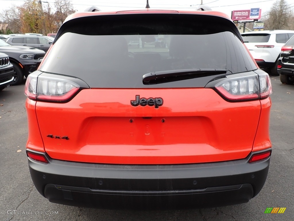 2021 Cherokee Altitude 4x4 - Spitfire Orange / Black photo #4