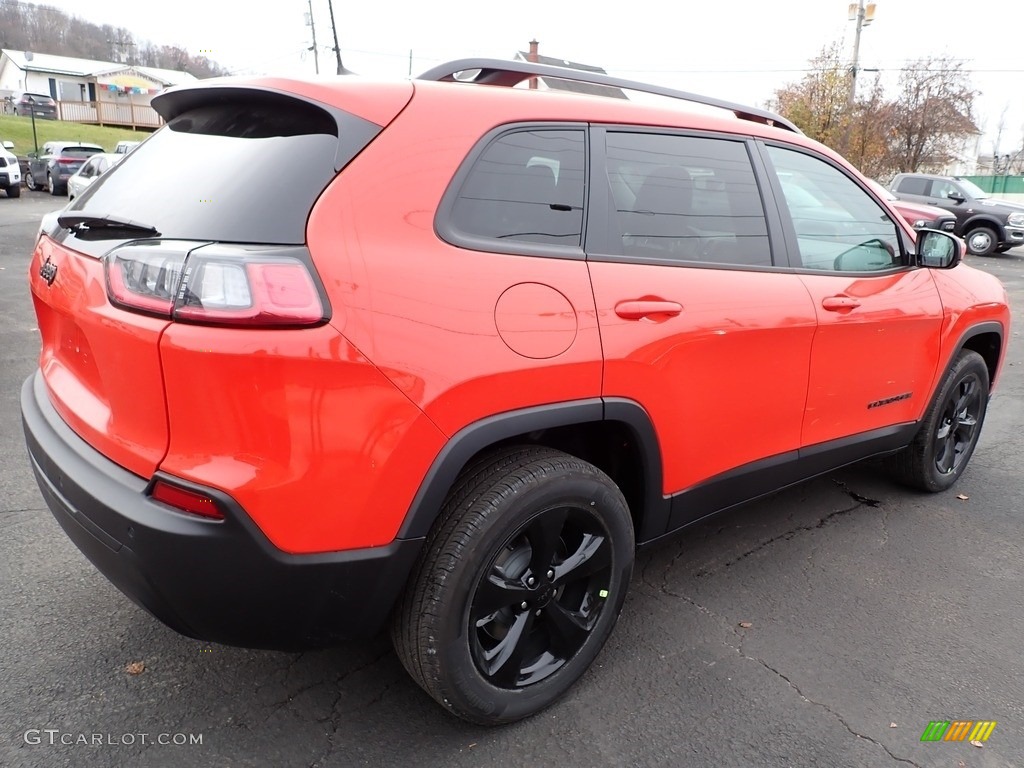 2021 Cherokee Altitude 4x4 - Spitfire Orange / Black photo #6