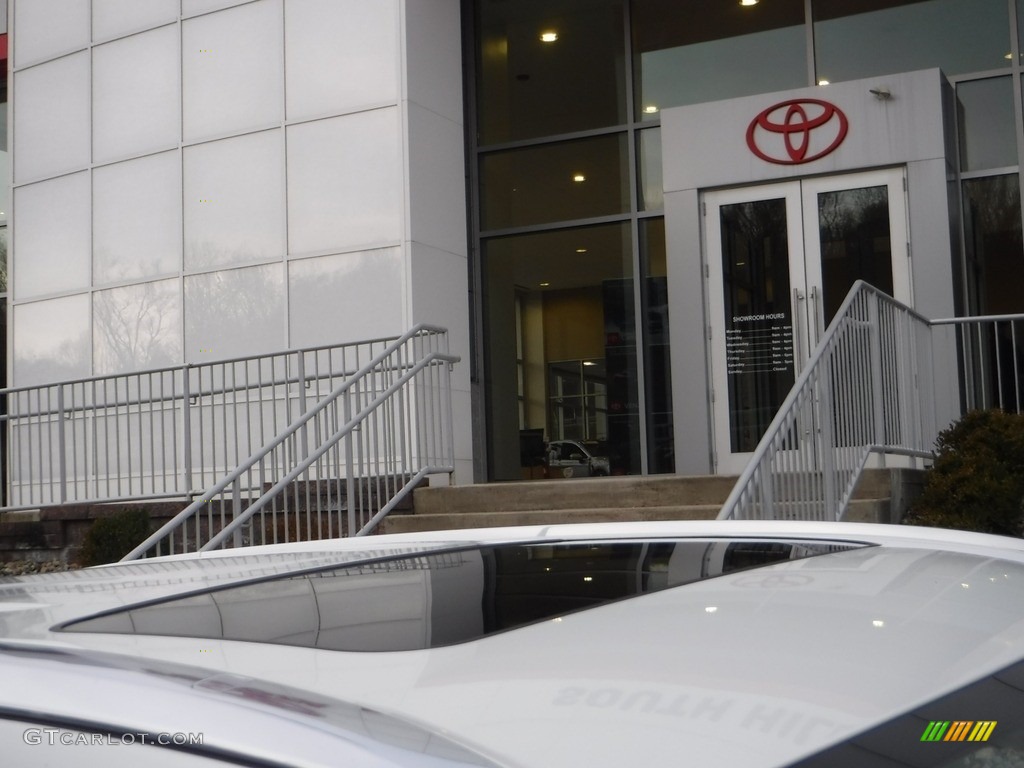 2019 Highlander XLE AWD - Blizzard Pearl White / Almond photo #3