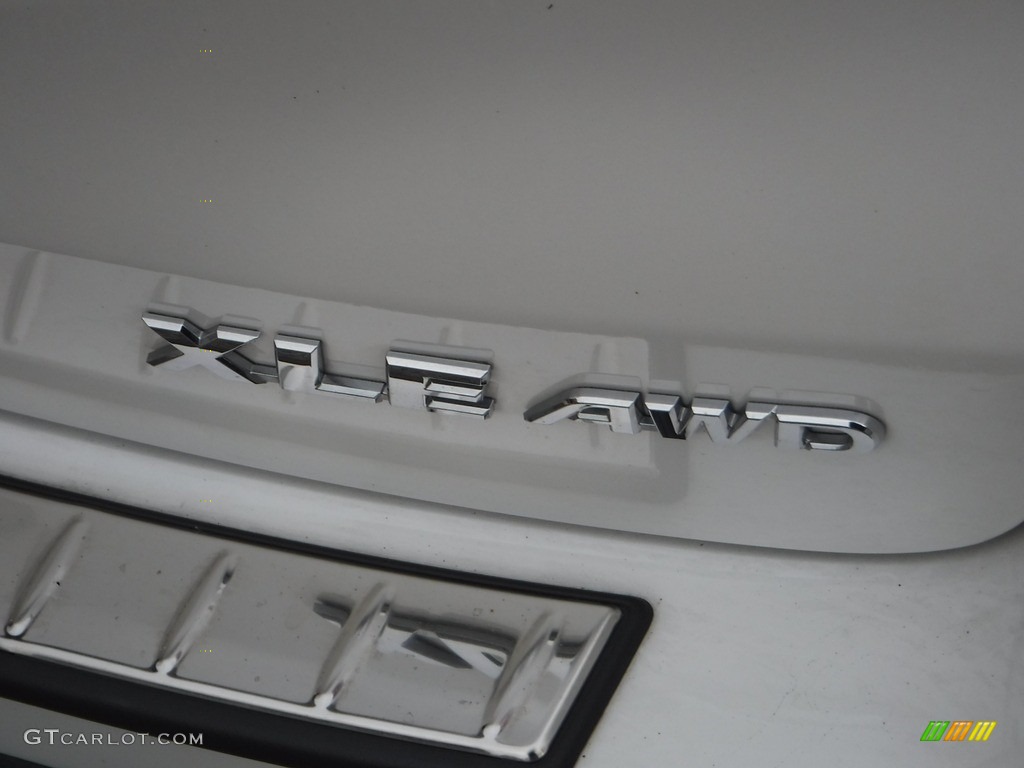 2019 Highlander XLE AWD - Blizzard Pearl White / Almond photo #17