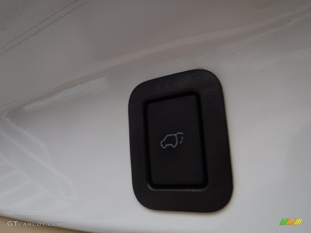 2019 Highlander XLE AWD - Blizzard Pearl White / Almond photo #31