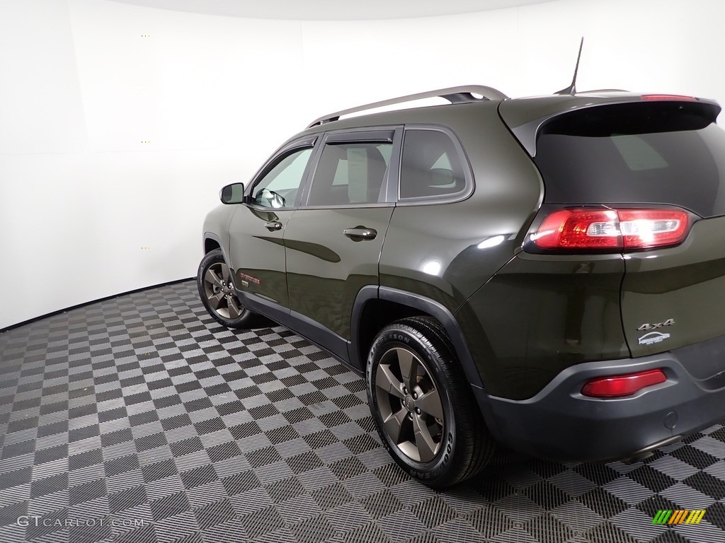 2016 Cherokee Latitude 4x4 - ECO Green Pearl / Black photo #10