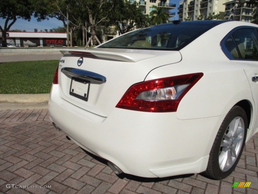 2010 Maxima 3.5 S - Winter Frost White / Caffe Latte photo #20
