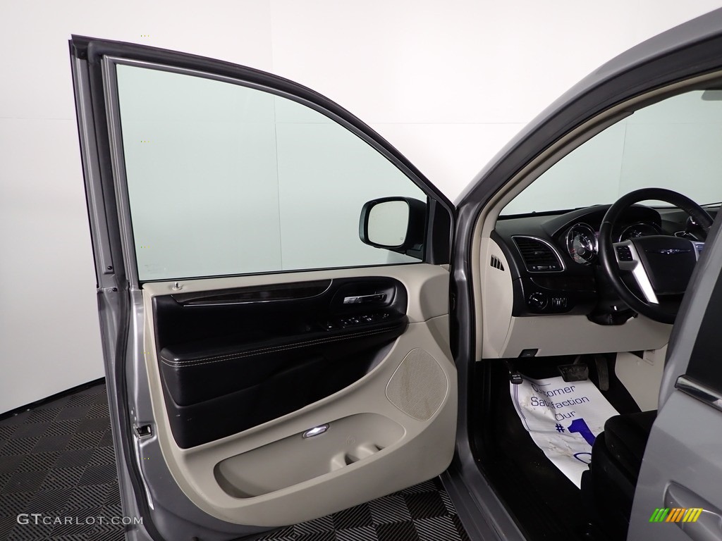 2014 Town & Country Touring - Billet Silver Metallic / Black/Light Graystone photo #16