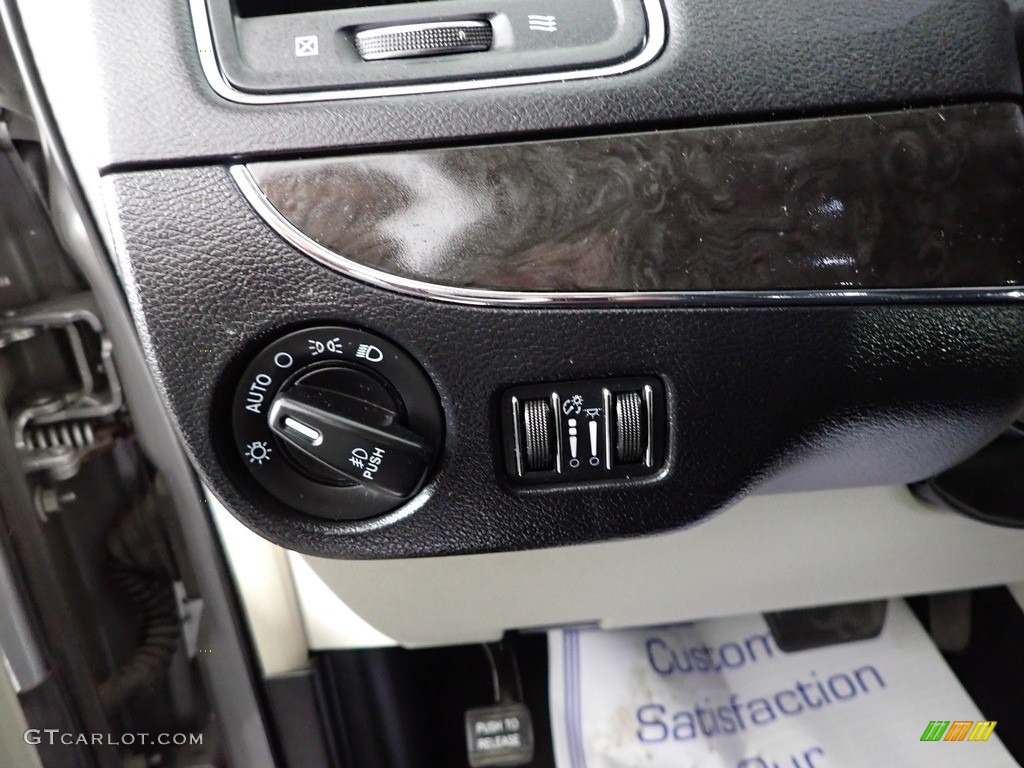 2014 Town & Country Touring - Billet Silver Metallic / Black/Light Graystone photo #19