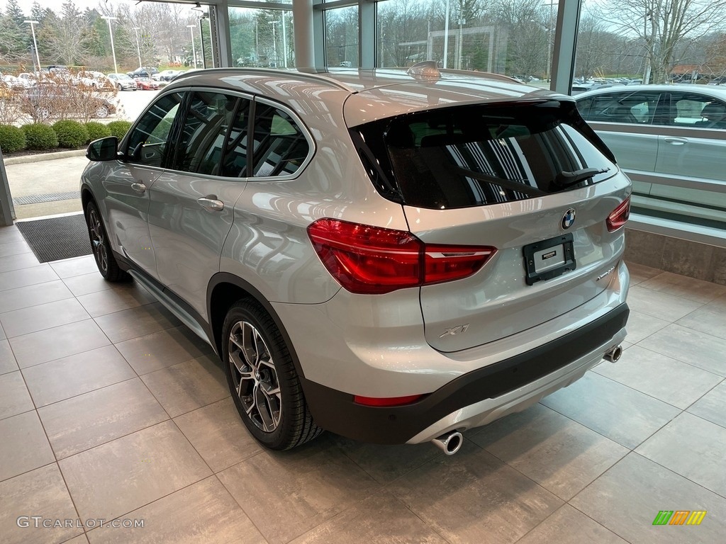 2021 X1 xDrive28i - Glacier Silver Metallic / Black photo #2