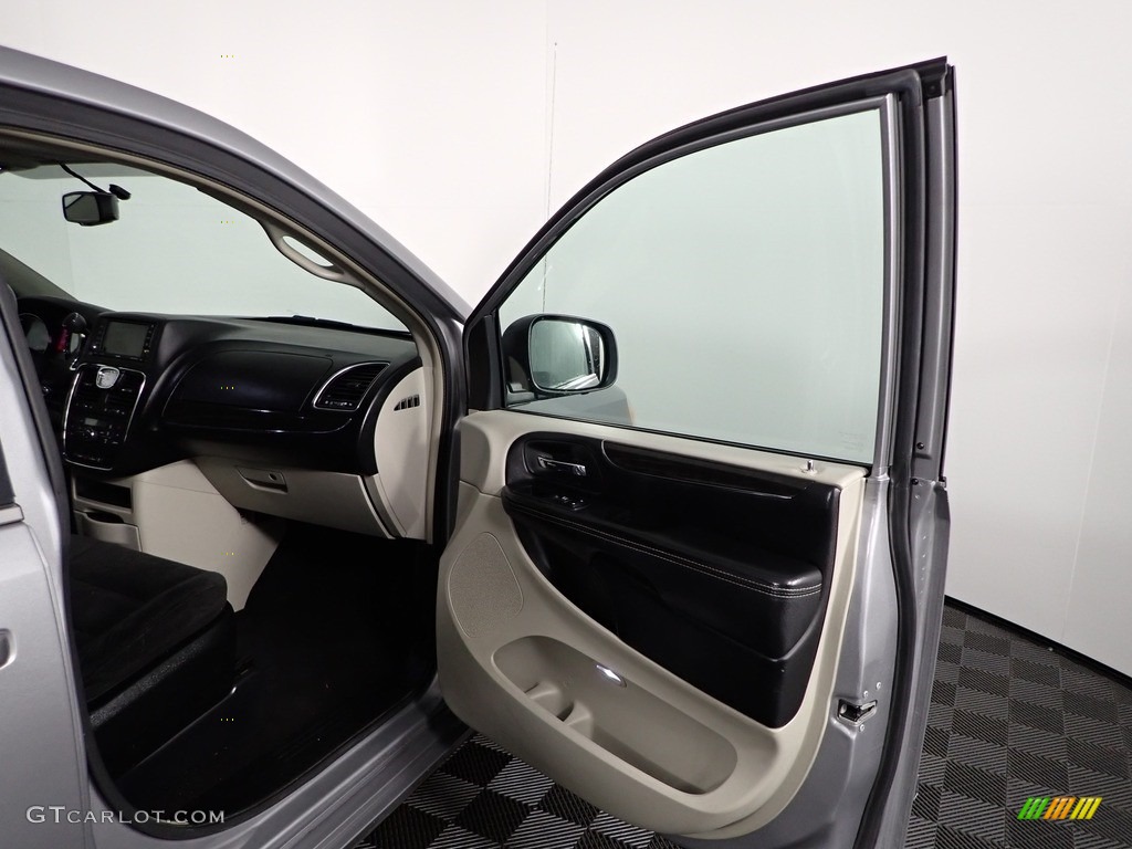 2014 Town & Country Touring - Billet Silver Metallic / Black/Light Graystone photo #32