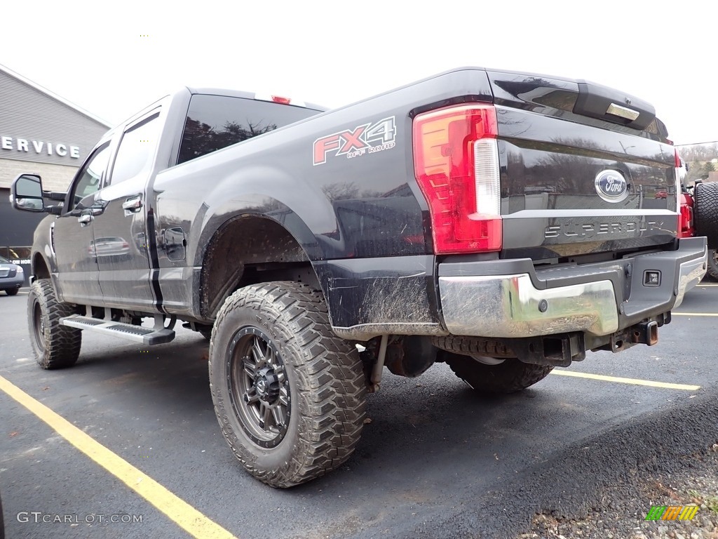 2017 F350 Super Duty XLT Crew Cab 4x4 - Shadow Black / Medium Earth Gray photo #2