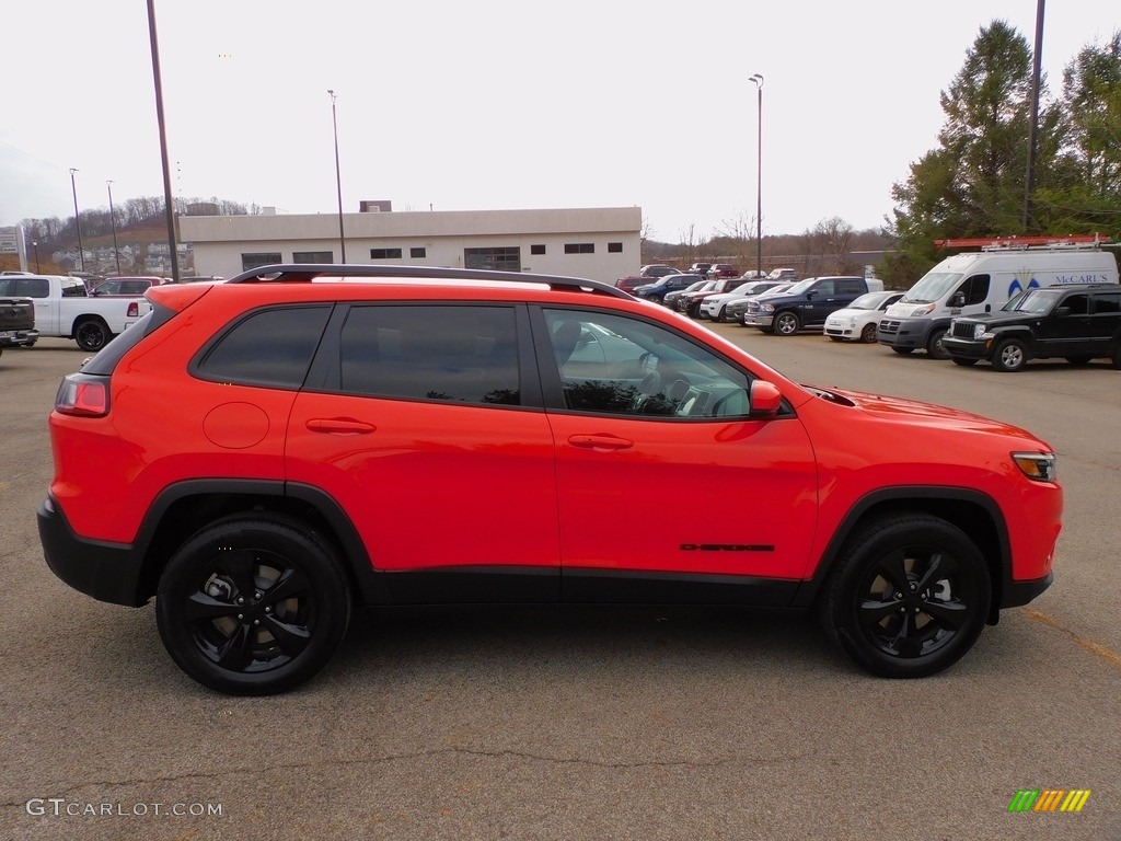 2021 Cherokee Altitude 4x4 - Spitfire Orange / Black photo #4