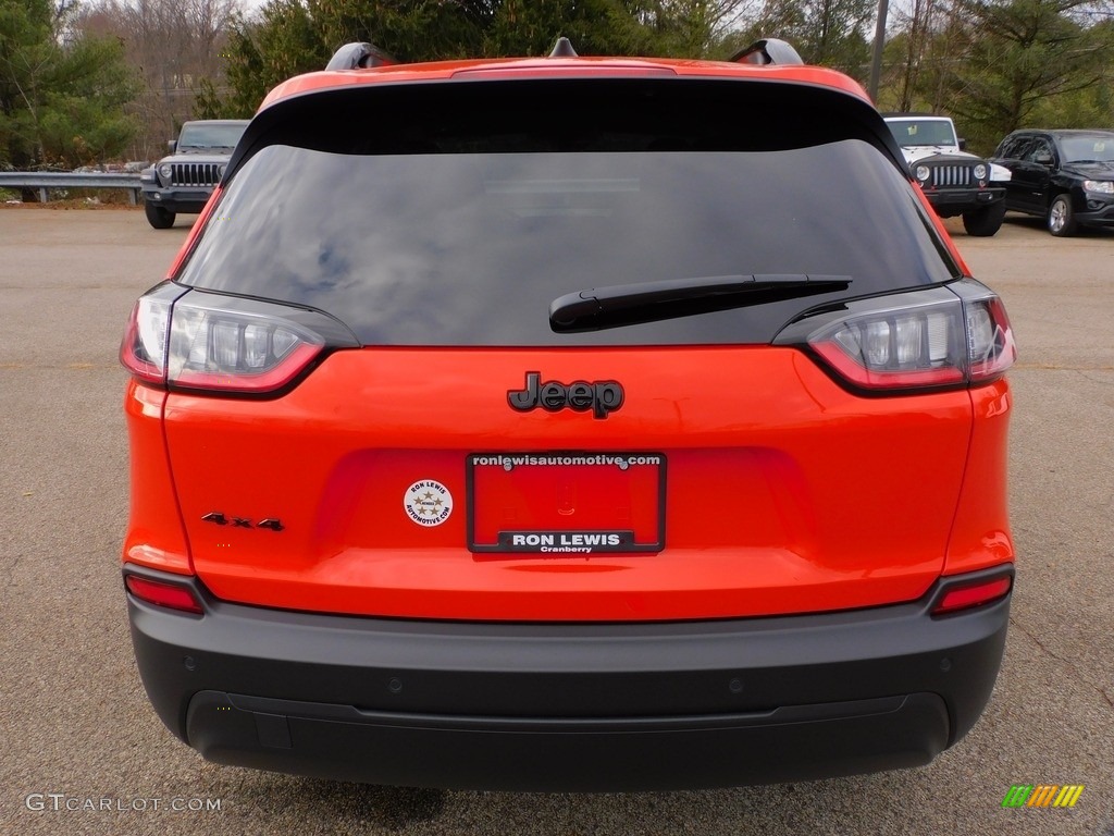 2021 Cherokee Altitude 4x4 - Spitfire Orange / Black photo #6