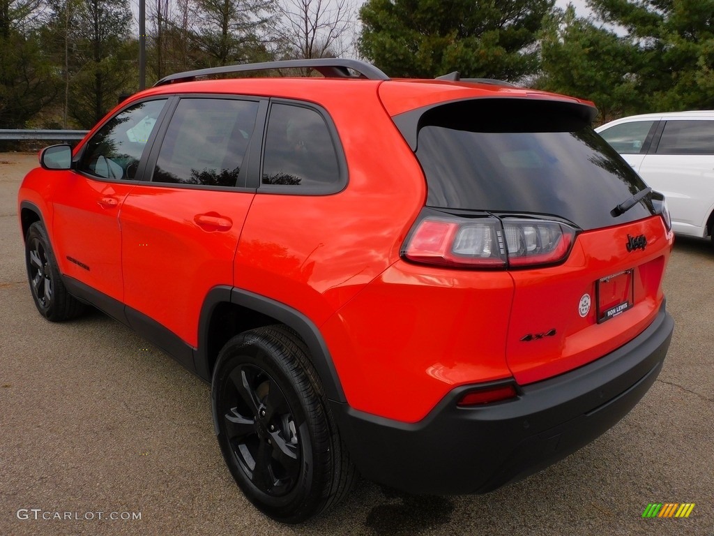 2021 Cherokee Altitude 4x4 - Spitfire Orange / Black photo #8