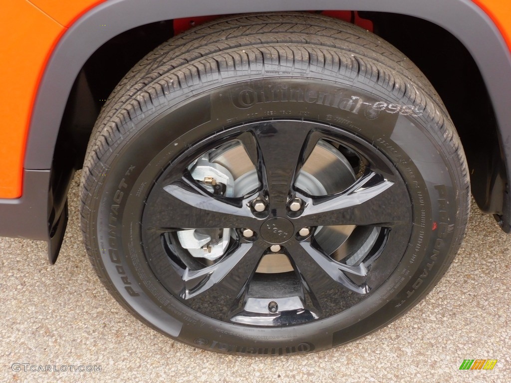 2021 Cherokee Altitude 4x4 - Spitfire Orange / Black photo #10